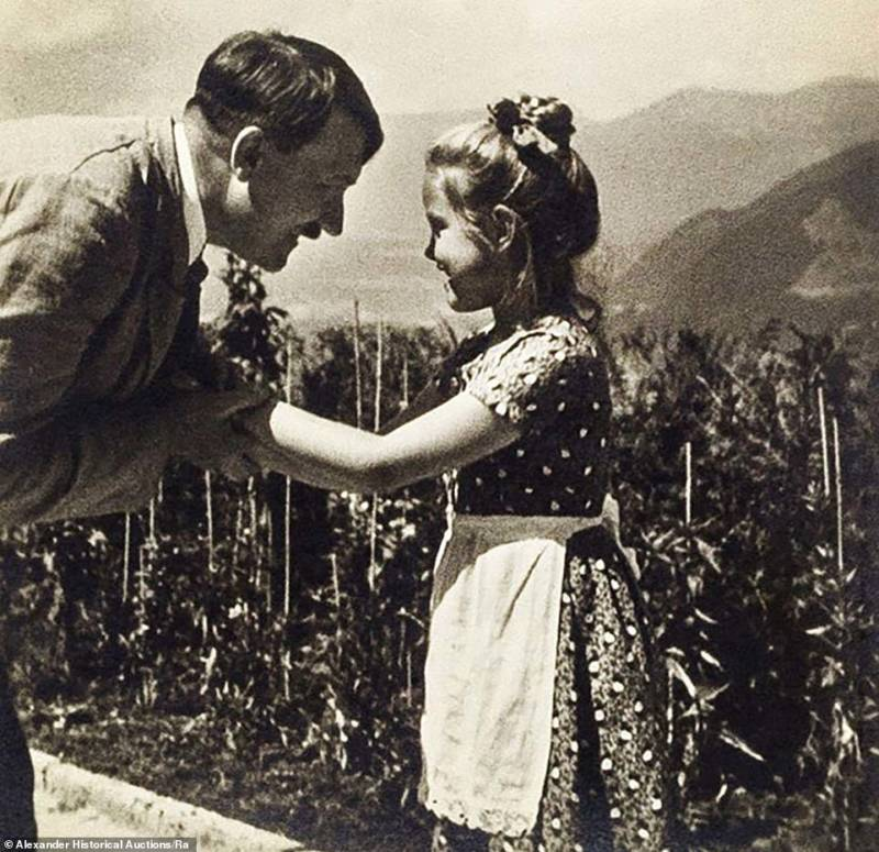 Illustration for article titled La foto de Hitler abrazando a una niña de origen judío se acaba de subastar por 11.000 dólares. Esta fue su historia